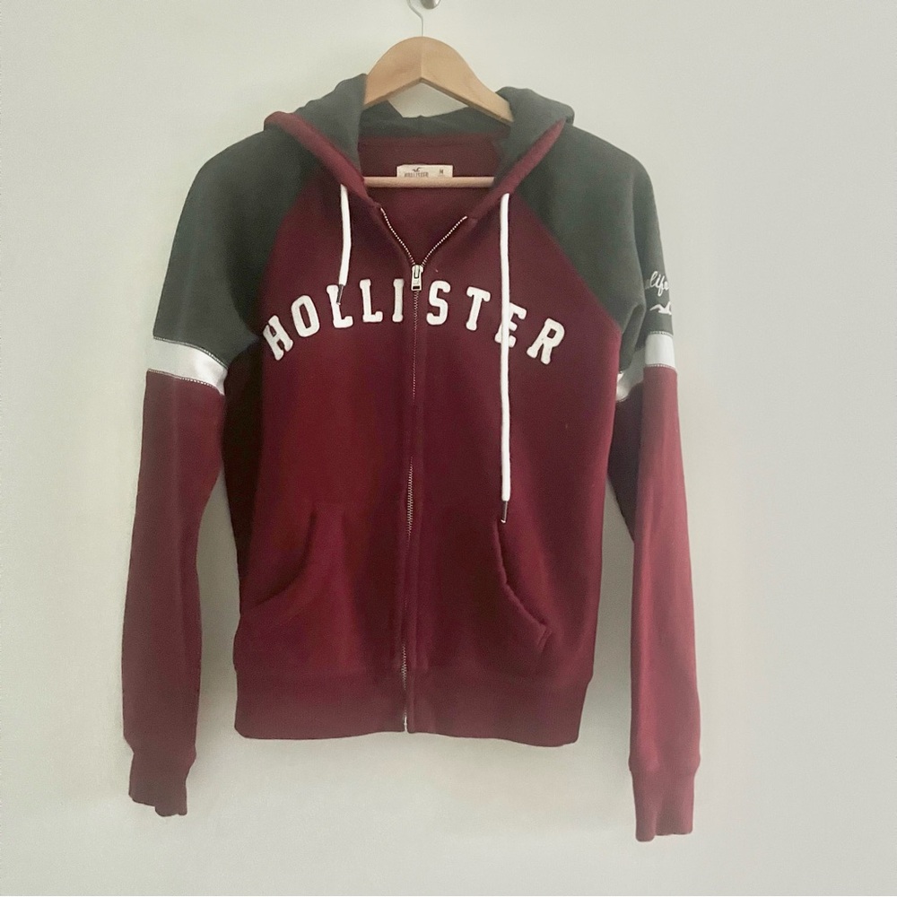 Hollister Kids Thick Hooded Sweatshirt w Front Spell Out Maroon Gray Medium